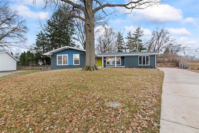 single story home with a front yard