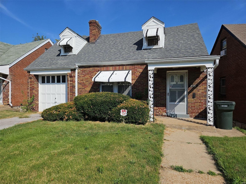 view of front of property featuring a front yard and a garage