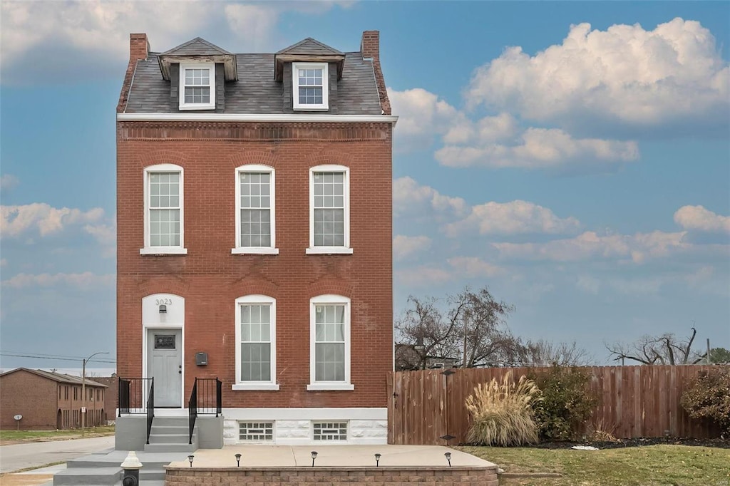 view of front of house