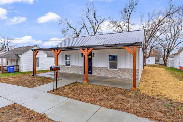 modern inspired farmhouse featuring covered porch