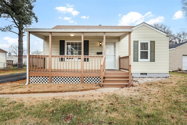 view of front of house featuring covered porch and a front yard