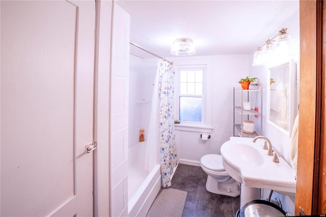 bathroom with shower / bath combo with shower curtain, toilet, and baseboards