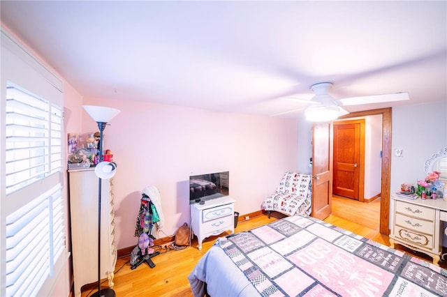 bedroom featuring light wood-style floors, ceiling fan, and baseboards