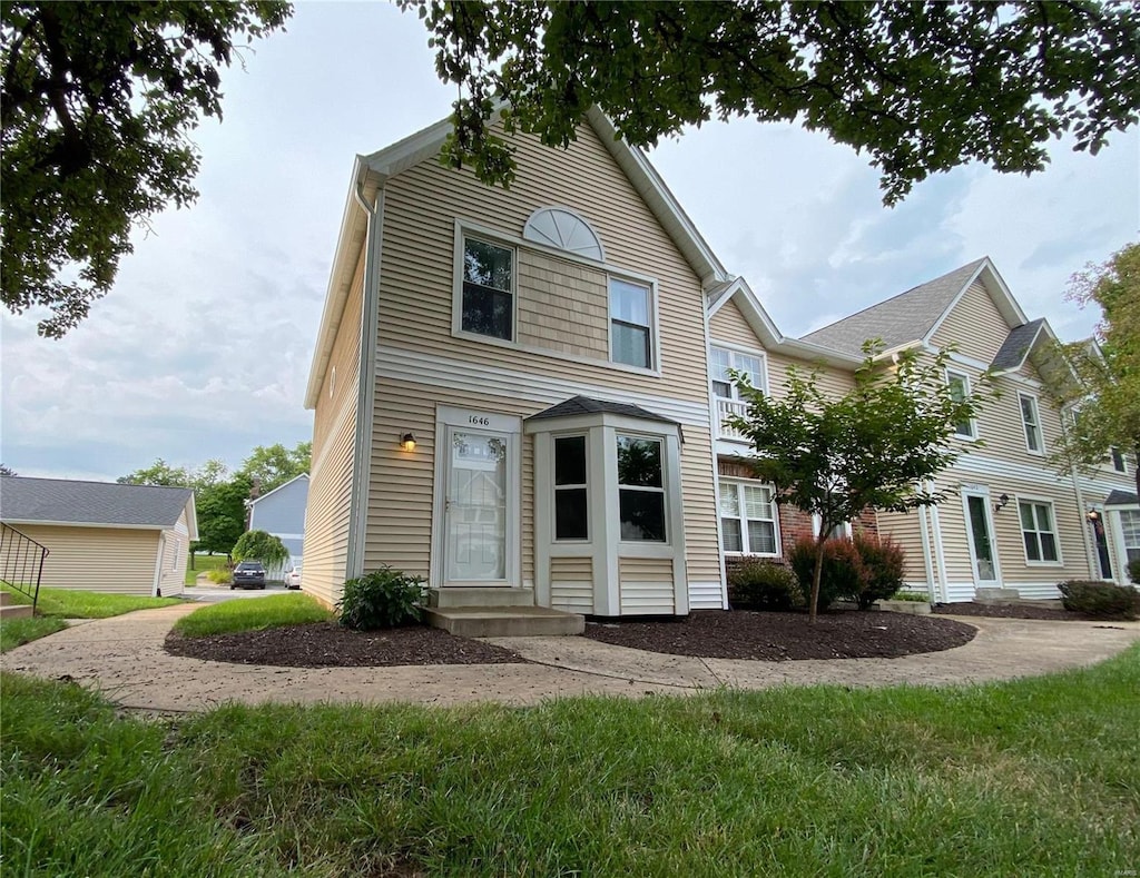 view of front facade with a front lawn