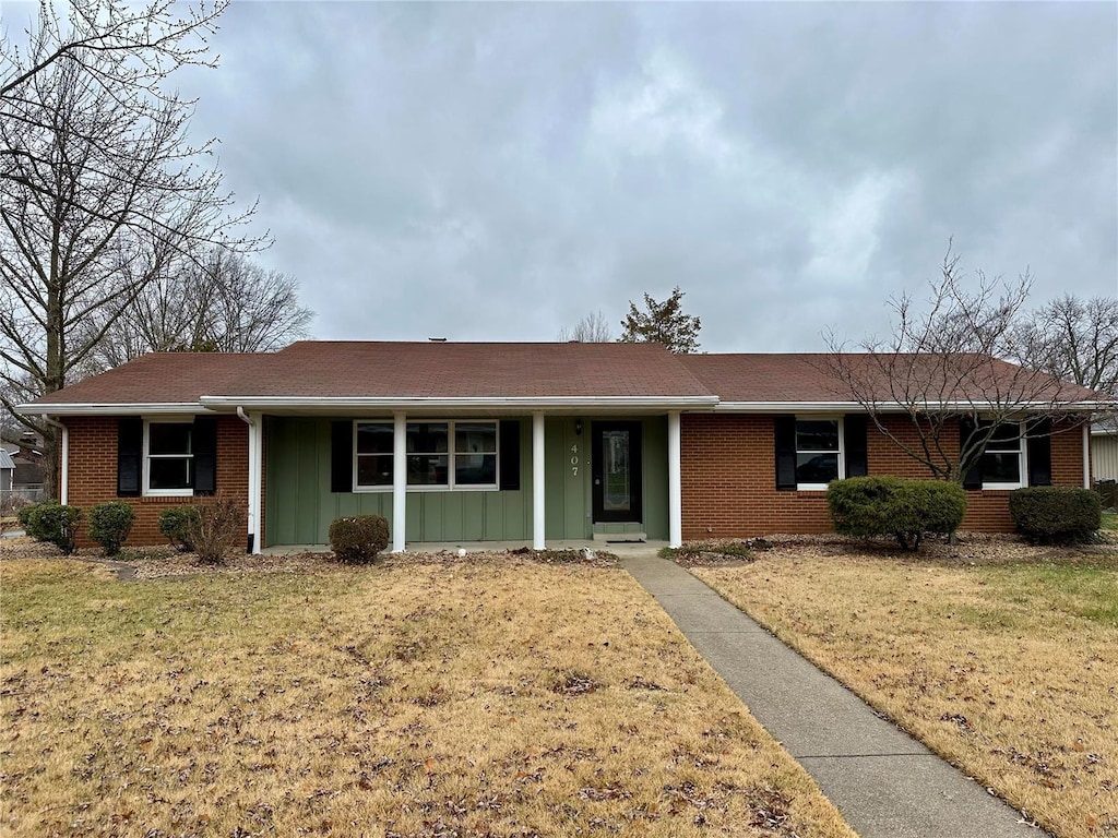 ranch-style home with a front yard