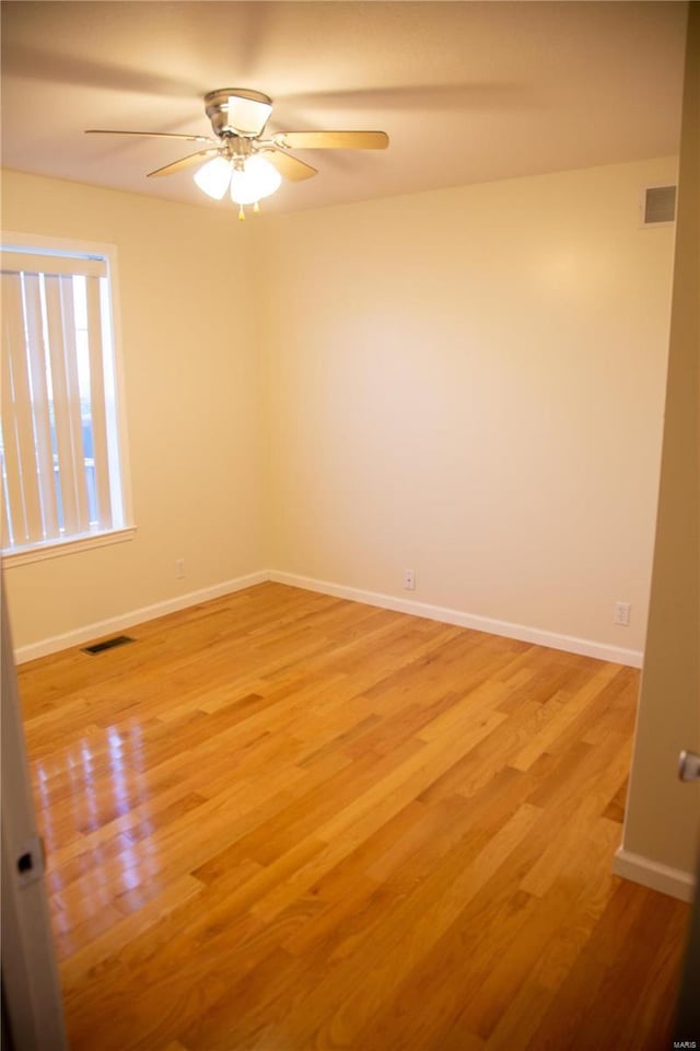 unfurnished room featuring light wood-type flooring and ceiling fan