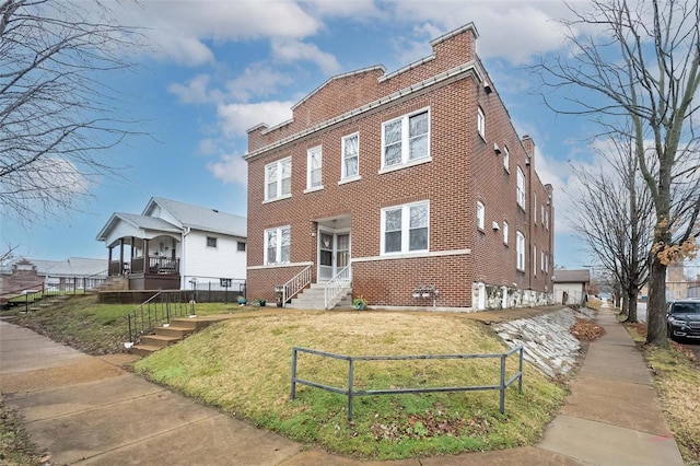 view of front of house featuring a front yard