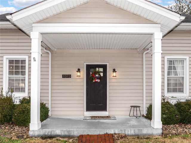 entrance to property featuring covered porch