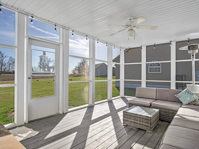 sunroom with ceiling fan