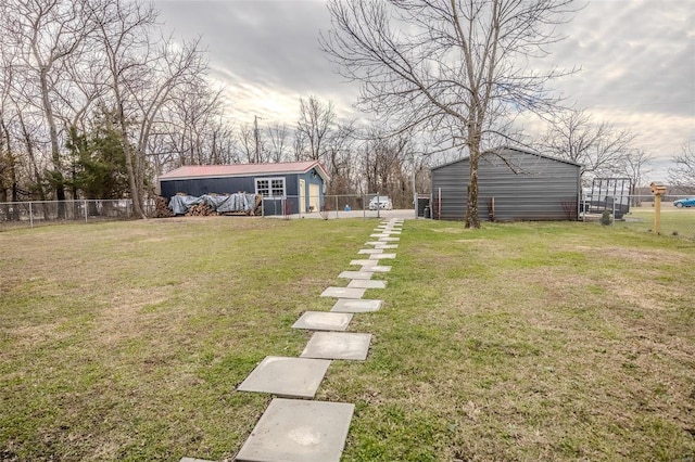 view of yard featuring an outdoor structure