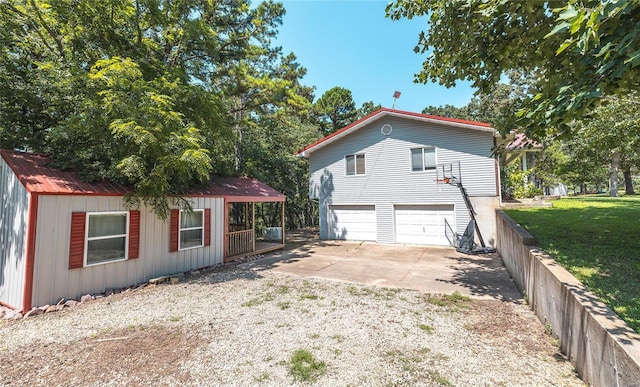 view of side of property featuring a lawn and a garage