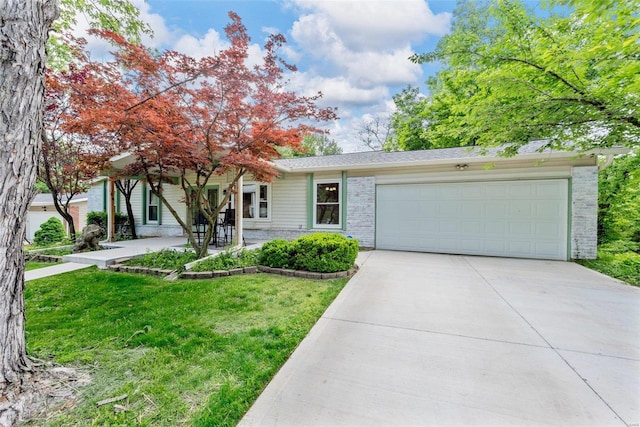 view of front of property featuring a front yard, a garage, and covered porch