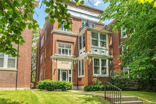 view of front of property with a front yard