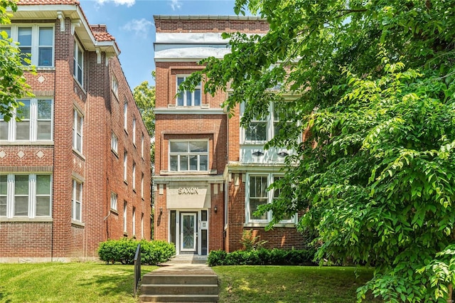 view of front of home featuring a front lawn