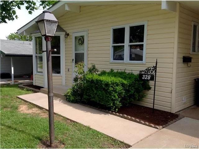 entrance to property featuring a yard