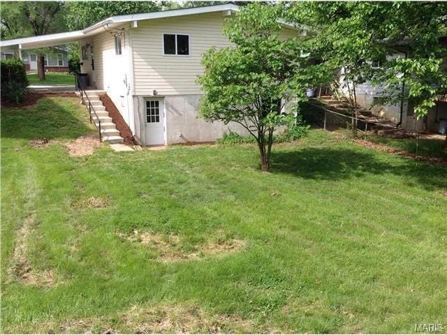 view of yard with a carport