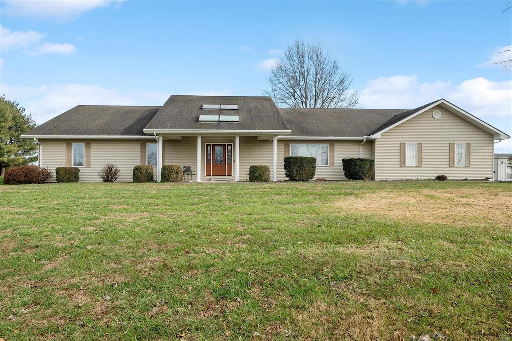 single story home with a front lawn