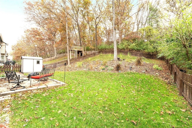 view of yard featuring a shed