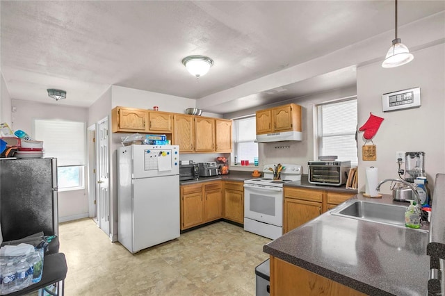 kitchen with sink, hanging light fixtures, kitchen peninsula, a textured ceiling, and white appliances