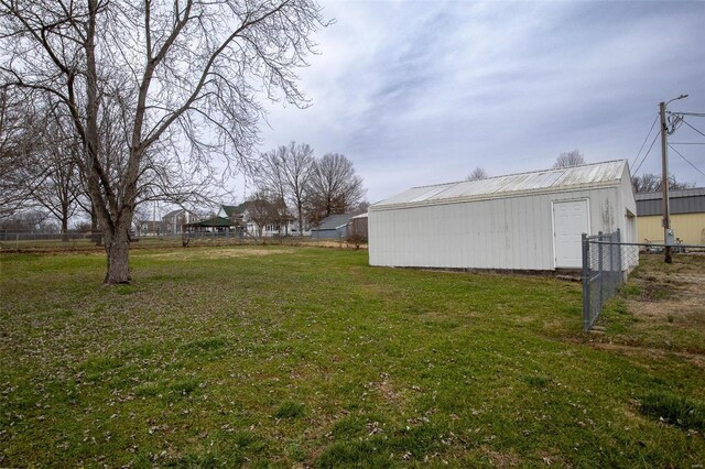 view of yard featuring an outdoor structure