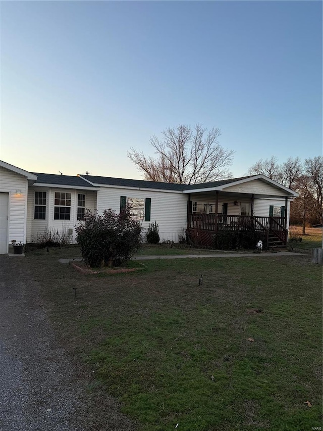 single story home featuring a lawn