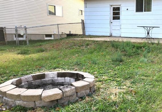 view of yard featuring a fire pit