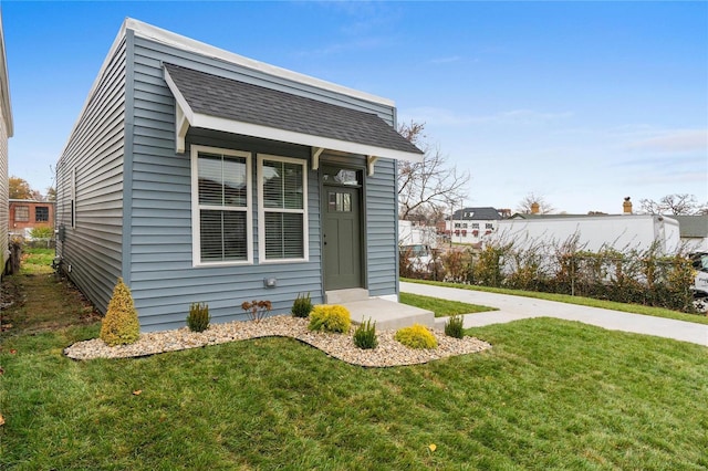 view of front facade featuring a front yard