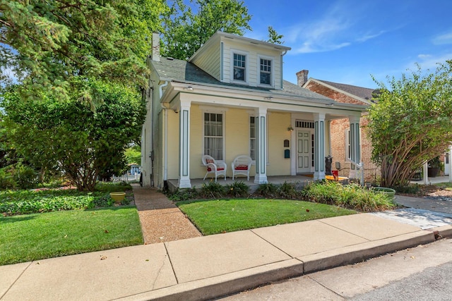 bungalow featuring a front lawn