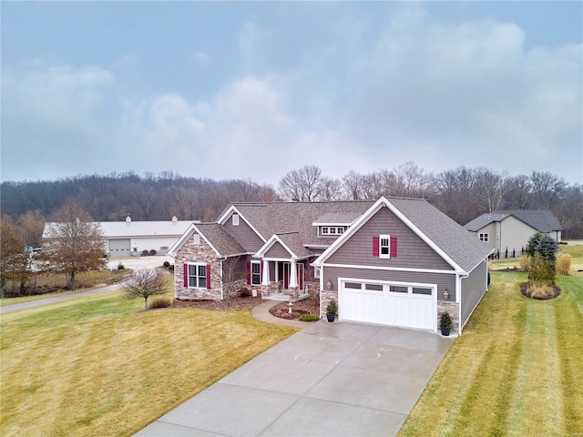 craftsman inspired home featuring a front lawn