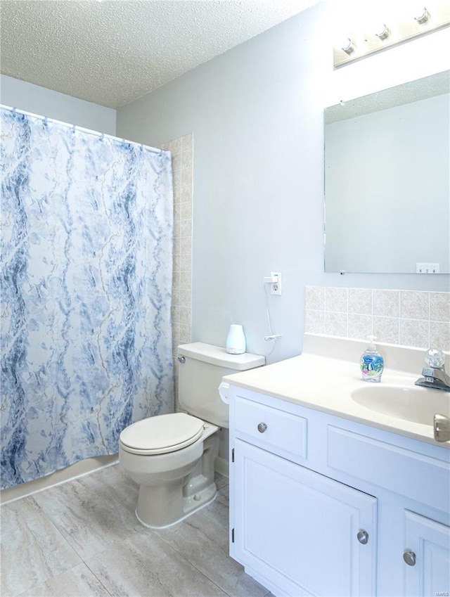 full bath with decorative backsplash, toilet, a shower with curtain, a textured ceiling, and vanity