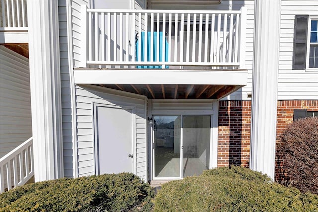 property entrance featuring a balcony