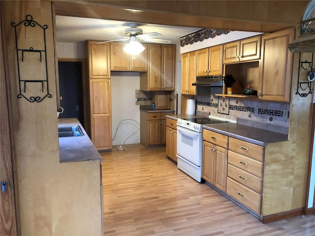 kitchen featuring sink, ceiling fan, light wood-type flooring, tasteful backsplash, and white electric range oven