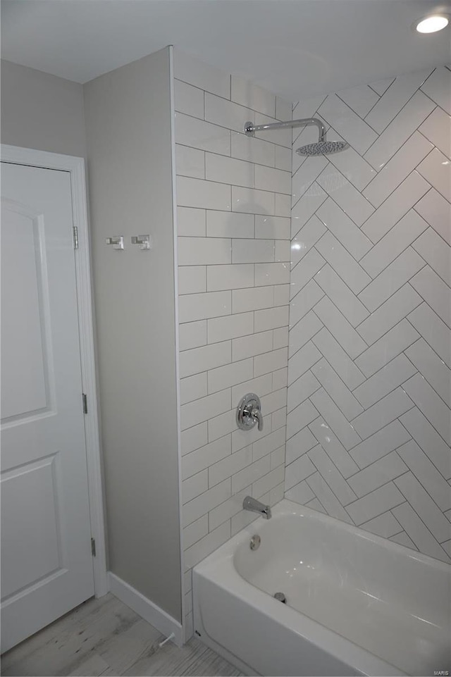 bathroom featuring tiled shower / bath