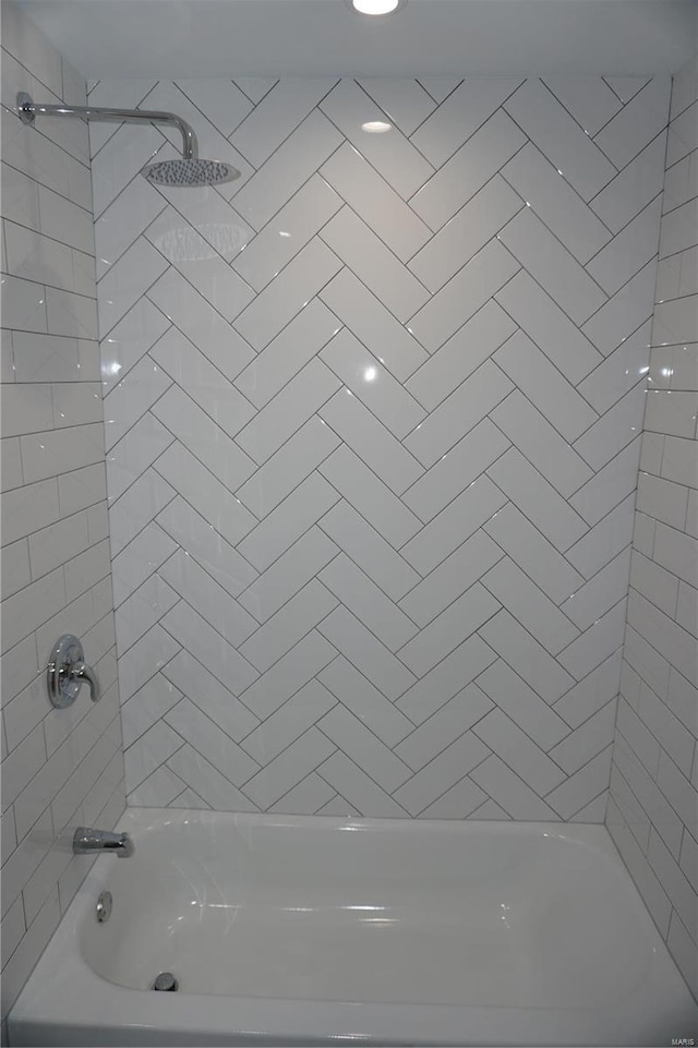 bathroom with tiled shower / bath