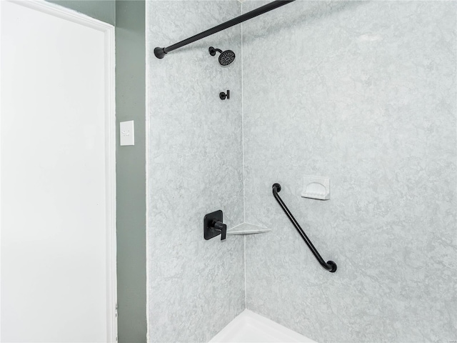 bathroom featuring tiled shower