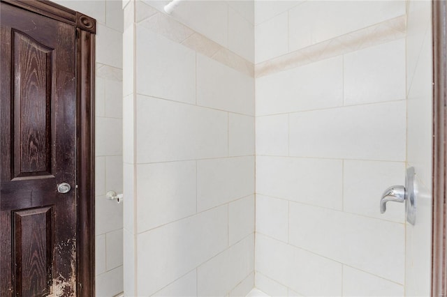 bathroom featuring a tile shower