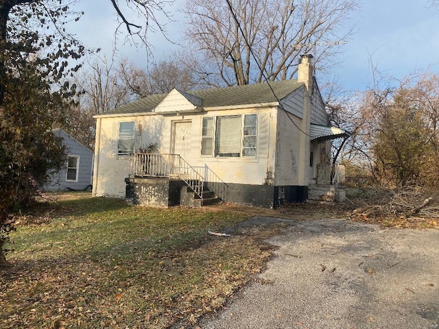 view of front of home featuring a front lawn