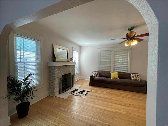 living room with ceiling fan, light hardwood / wood-style floors, and crown molding