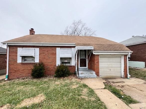 view of front of home featuring a front yard and a garage