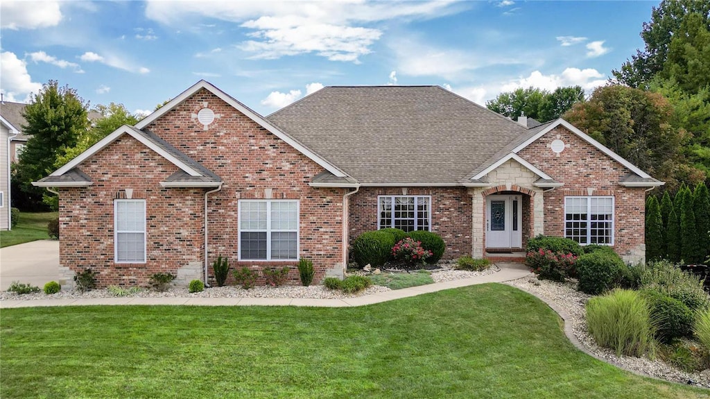 view of front facade with a front yard