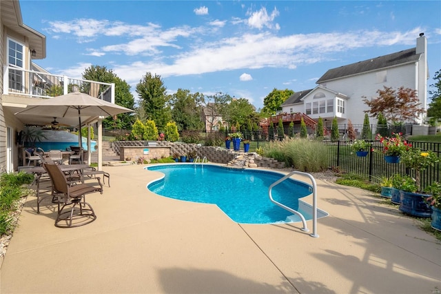 view of swimming pool with pool water feature, ceiling fan, and a patio area