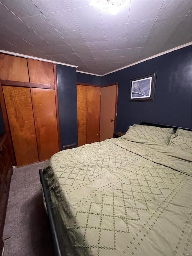 bedroom featuring carpet and crown molding