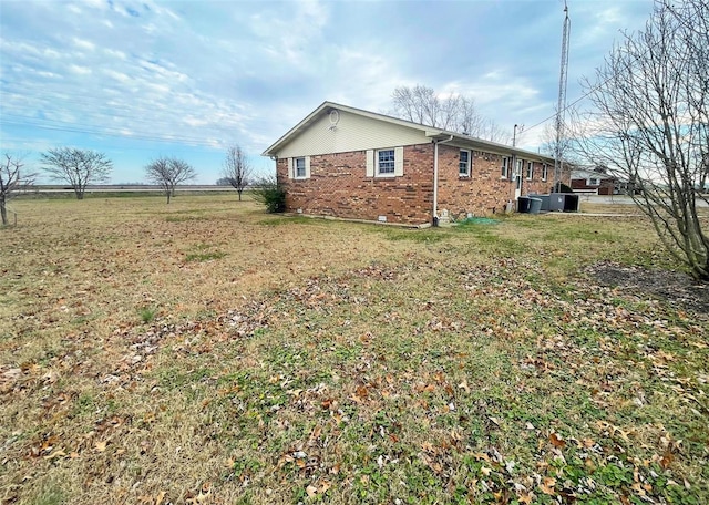 view of side of property featuring a yard