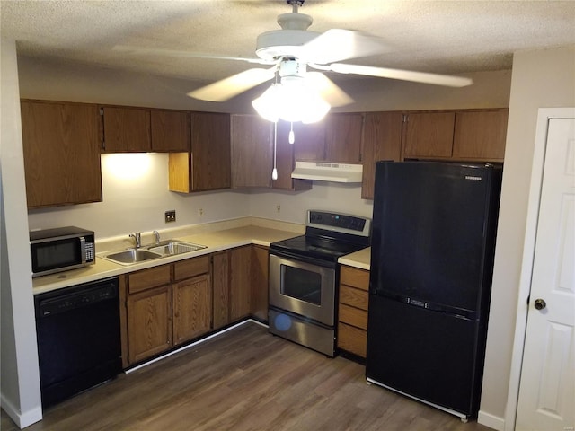 kitchen featuring ceiling fan, sink, dark hardwood / wood-style floors, a textured ceiling, and black appliances