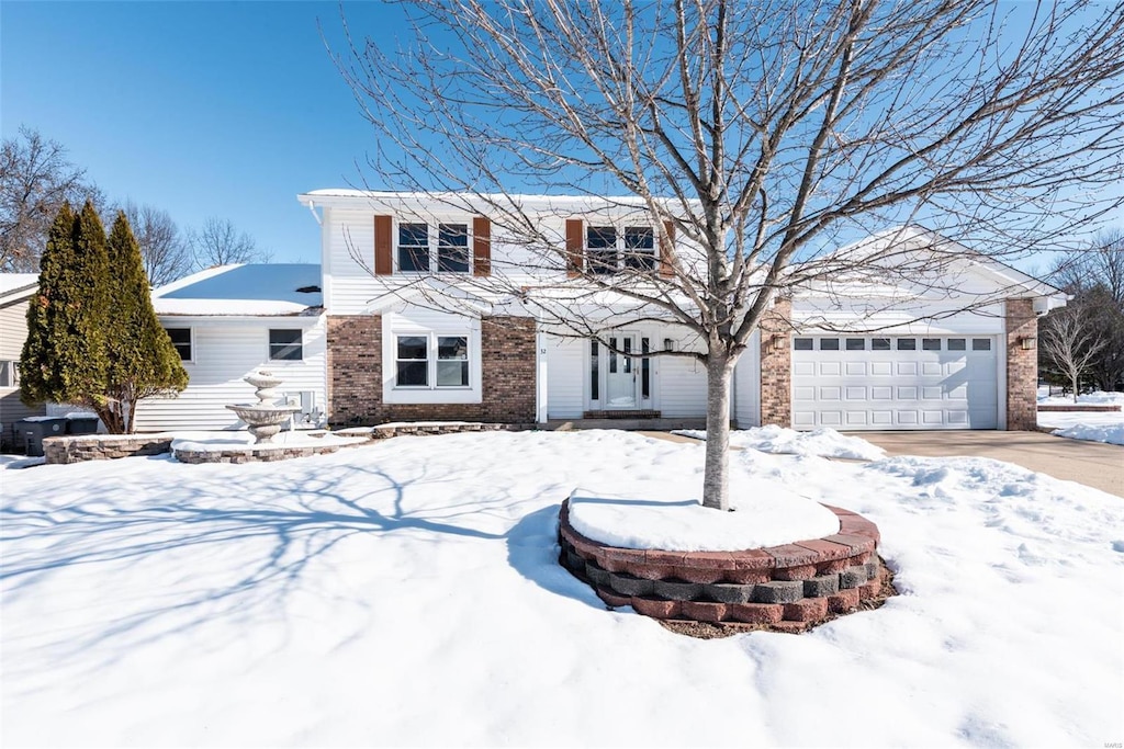 view of front property featuring a garage