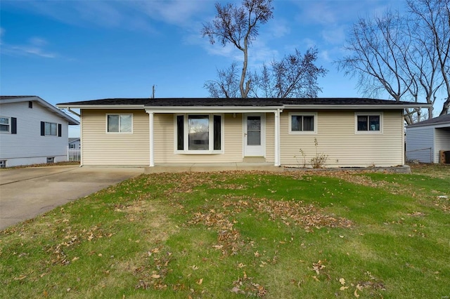 view of front of home with a front lawn