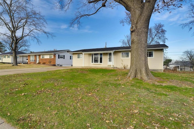 view of front of house featuring a front lawn