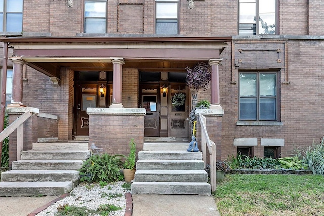 entrance to property featuring a porch