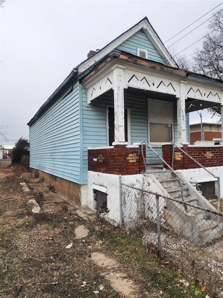 view of front of property featuring a porch