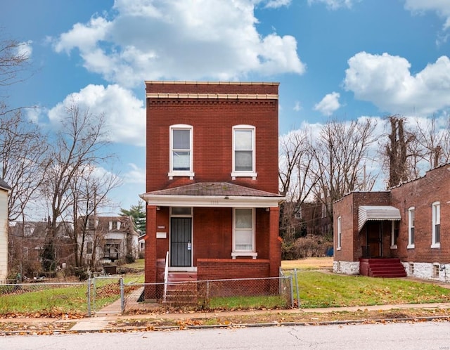 view of front of property featuring a front lawn